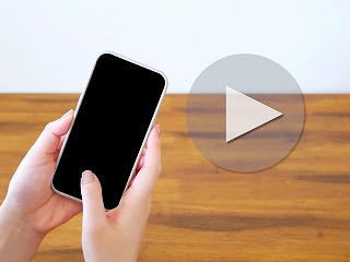 スマートフォンを操作する手