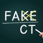 黒板のFAKEを消してFACTに